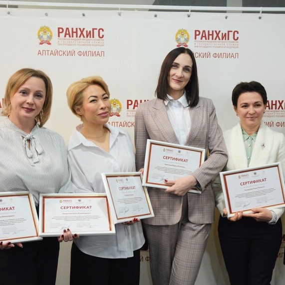 В Правительстве Алтайского края обсудили вопрос старта отбора на губернаторскую программу подготовки профессиональных кадров для сферы предпринимательства в 2023 году  